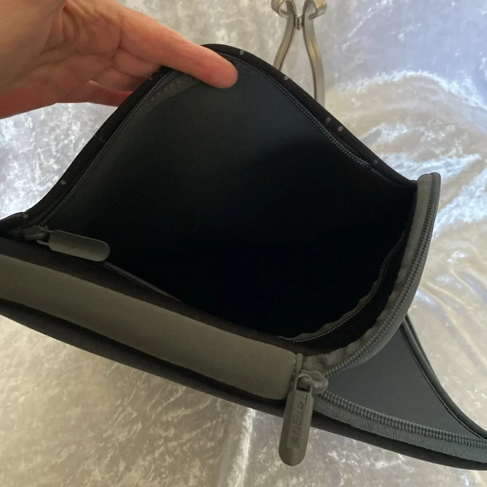 Pre-Owned TARGUS I-Pad Sleeve case.